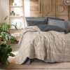 Lenjerie pat dublu cadrilată, model Siiras Gri/Bej, din 50% bumbac flanel și 50% poliester reciclat, textură călduroasă și sustenabilă