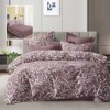 Lenjerie de pat dublu mov pruna cu imprimeu flori albe si cearsaf drept uni mov pruna