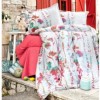 Lenjerie de pat dublu Ralex Pucioasa Catra, bumbac 100% ranforce, design vibrant alb și roșu, motive florale colorate și detalii pline de viață