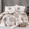 Lenjerie de pat dublu bumbac 100% Ranforce, design geometric sofisticat cu motive circulare maro și auriu pe fundal crem.
