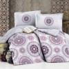 Lenjerie de pat dublu bumbac 100% Ranforce, design geometric sofisticat cu motive circulare mov și roz pe fundal gri deschis.