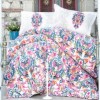 Lenjerie de pat bumbac 100% ranforce Ornella cu design modele florale și arabescuri în nuanțe vii de roz, albastru și galben.