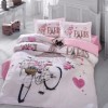 Lenjerie de pat din bumbac 100% ranforce cu design Paris Love, ilustrând turnul Eiffel, trandafiri și bicicletă, în nuanțe de roz și alb