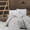 Lenjerie de pat dublu bumbac 100% ranforce Ralex Pucioasa Raven V1 cu design floral clasic în nuanțe de bej și alb.