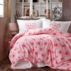 Lenjerie de pat dublu bumbac 100%, model romantic cu trandafiri roz pe fundal alb.