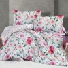 Lenjerie de pat dublu bumbac 100%, model floral cu trandafiri roz și roșii pe fundal alb.