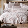 Lenjerie de pat bumbac 100% ranforce Varna cu design floral rafinat în nuanțe de roz pal și crem, decorată cu motive ornamentale delicate