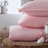 Lenjerie de pat din jacquard satin roz cu motive florale discrete