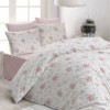 Lenjerie de pat din bumbac ranforce Bahar Home Karin V4 cu design floral romantic în nuanțe de roz și verde pe fundal alb.