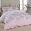 Lenjerie de pat din bumbac ranforce Bahar Home Sayanora V3 cu design elegant în nuanțe de roz și albastru pastel, cu motive vegetale și geometrice.