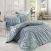 Lenjerie de pat din bumbac ranforce Siria V2 cu design floral baroc, în nuanțe de albastru deschis și alb