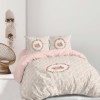 Lenjerie de pat dublu din bumbac ranforce, model Cena, cu iepuraș încadrat într-o coroană florală pastelată.