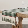 Napron Craciun Vanya 40x150 cm cu carouri verzi, cabana inzapezita, brazi si cerb