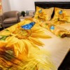 Lenjerie de pat dublu cu imprimeu 3D de floarea-soarelui și fluturi albaștri pe fundal galben și auriu. Lenjerii de pat 1+1 gratis.