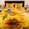 Lenjerie de pat dublu cu imprimeu 3D de floarea-soarelui și fluturi albaștri pe fundal galben și auriu. Lenjerii de pat 1+1 gratis.