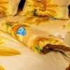 Lenjerie de pat dublu cu imprimeu 3D de floarea-soarelui și fluturi albaștri pe fundal galben și auriu. Lenjerii de pat 1+1 gratis.