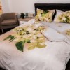 Lenjerie de pat dublu cu imprimeu 3D de flori albe delicate pe fundal alb. Lenjerii de pat 1+1 gratis.