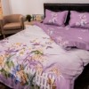 Lenjerie de pat dublu cu imprimeu 3D de grădină cu flori în nuanțe de lila și alb pe fundal mov deschis. Lenjerii de pat 1+1 gratis.