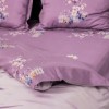 Lenjerie de pat dublu cu imprimeu 3D de grădină cu flori în nuanțe de lila și alb pe fundal mov deschis. Lenjerii de pat 1+1 gratis.