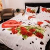 Lenjerie de pat dublu cu imprimeu 3D de inimă roșie, trandafiri și buline negre pe fundal alb. Lenjerii de pat 1+1 gratis.