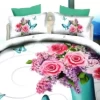 Lenjerie de pat dublu cu imprimeu 3D de trandafiri roz și liliac pe fundal alb, cu fluturi albaștri. Lenjerii de pat 1+1 gratis.