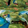 Lenjerie de pat dublu cu imprimeu 3D de păuni într-un peisaj natural luxuriant, înconjurat de vegetație verde și ciuperci. Lenjerii de pat 1+1 gratis.