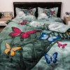 Lenjerie de pat dublu cu imprimeu 3D de fluturi colorați zburând deasupra unui pod misterios pe fundal gri-verde. Lenjerii de pat 1+1 gratis.