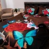 Lenjerii de pat 1+1 gratis cu imprimeu 3D trandafir roșu, crin alb și fluturi albaștri, set de 4 piese