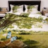 Lenjerie de pat dublu cu imprimeu 3D de peisaj natural, cu copac mare și fluturi pe fundal verde proaspăt. Lenjerii de pat 1+1 gratis.