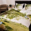 Lenjerie de pat dublu cu imprimeu 3D de peisaj natural, cu copac mare și fluturi pe fundal verde proaspăt. Lenjerii de pat 1+1 gratis.