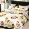 Lenjerie de pat cu flori roz și crem pe fundal bej, ofertă lenjerii de pat 1+1 gratis
