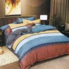 Lenjerie de pat dublu cu model dungi colorate în nuanțe de albastru, galben și maro, cu text decorativ, set 4 piese