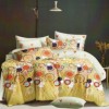 Lenjerie de pat cu cercuri multicolore pe fundal galben și alb, oferta lenjerii de pat 1+1 gratis.