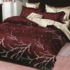 Lenjerie de pat cu crengi pe fundal bordo, ofertă lenjerii de pat 1+1 gratis