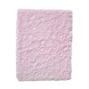 Pătură roz pentru bebeluși din microfibră, cu modele de stele, nori și luni, moale și confortabilă.