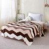 Pătură cocolino 200x230 cm cu model zig-zag în nuanțe bej, maro și crem – stil modern