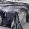 Patura cocolino negru-gri cu imprimeu alb de pene 200x230 cm