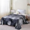 Patura cocolino negru-gri cu imprimeu alb de pene 200x230 cm