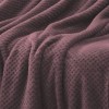 Pătură cocolino maro 200x230 cm cu textură punctată în relief – model Dot