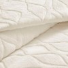 patura embosata TAC Tessra ecru 220x240 cm cu model reliefat utilizata ca patura sau cuvertura decorativa pentru pat