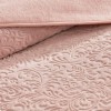 patura embosata TAC Doressa roz 220x240 cm model ornamental reliefat utilizata ca patura sau cuvertura decorativa pentru pat