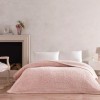 patura embosata TAC Doressa roz 220x240 cm model ornamental reliefat utilizata ca patura sau cuvertura decorativa pentru pat
