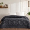 patura embosata TAC Tessra gri antracit 220x240 cm cu model geometric