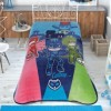 Pătură Disney PJ Masks cu personaje Catboy, Owlette, Gekko în culori albastru, verde și roșu, cu desene animate detaliate, pe pat.