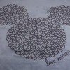 Pătură de lux Disney pentru pat dublu cu Mickey Mouse, în culoare gri, din poliester 100%, dimensiune 200x220 cm, cu desene detaliate și text Love, Mickey.
