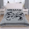 Pătură de lux Disney pentru pat dublu cu Mickey și Minnie Mouse, în culori gri și negru, din poliester 100%, dimensiune 200x220 cm, cu desene animate și text Mickey and Minnie.