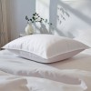 Perna hotel Luxury microgel 50x70 cm alba, ultra-pufoasa, pe pat minimalist