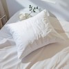 pernă hotel Luxury microgel 70x70 cm albă, ultra-pufoasă, pe pat minimalist