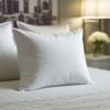 pernă hotel antialergică 70x70 cm bumbac Percale albă, pufoasă, pe pat elegant