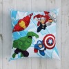 Pernuță decorativă TAC Avengers 40×40 cm – față cu eroi Marvel, verso cu logo „A”